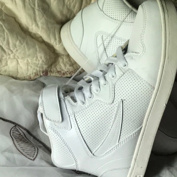 Fila Shoes - Picture 2 of 4